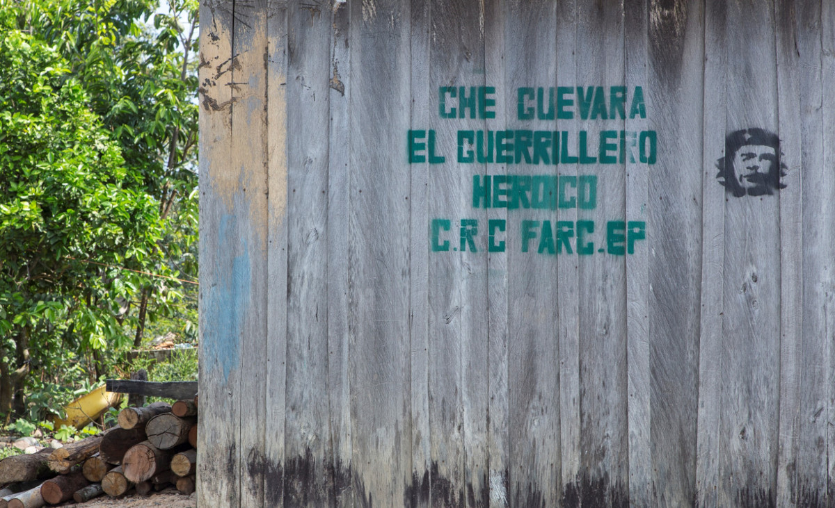 In manchen Regionen Kolumbiens sind Graffitis der ehemaligen Farc-Guerilla noch häufig zu sehen. Eine Gruppe von Rebellen hat trotz Friedensvertrag wieder zu den Waffen gegriffen.