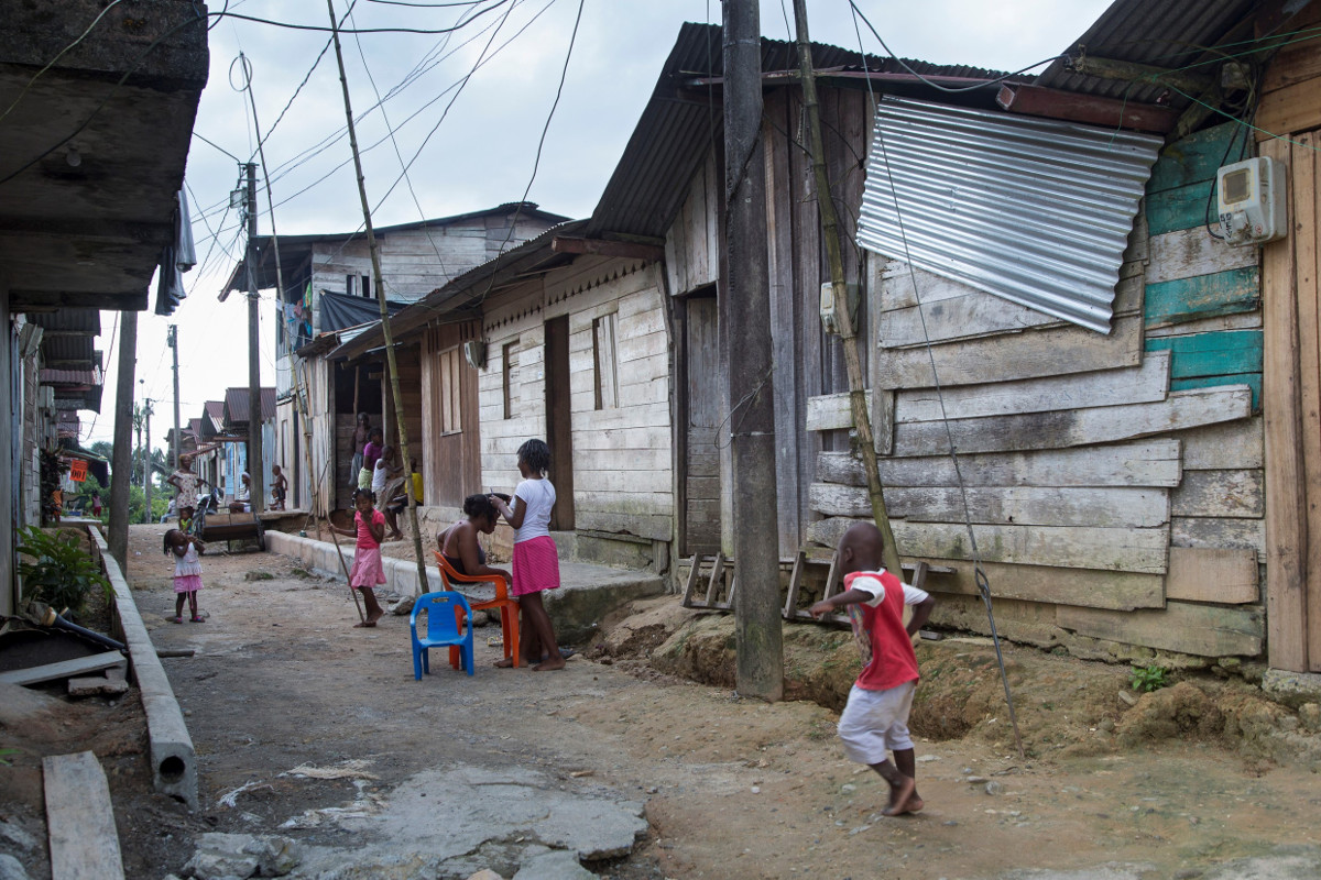 In dieser Siedlung am Stadtrand von Quibdó in Kolumbien haben sich Familien niedergelassen, die aus ihren Dörfern vertrieben wurden. Foto: Adveniat/Jürgen Escher