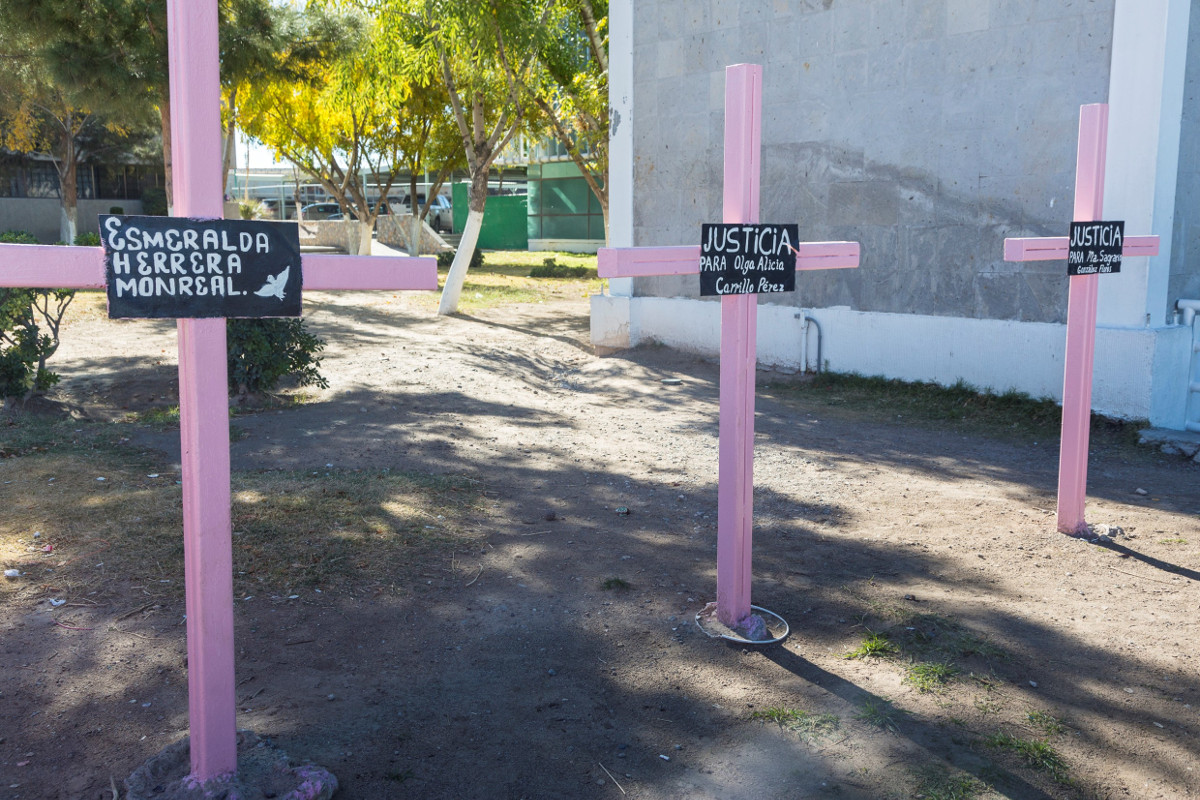 Diese Kreuze vor dem Gebäude der Staatsanwaltschaft in Ciudad Juárez in Mexiko erinnern an verschwundene Menschen. Vermutlich sind die Opfer des Organisierten Verbrechens geworden. Foto: Adveniat/Jürgen Escher