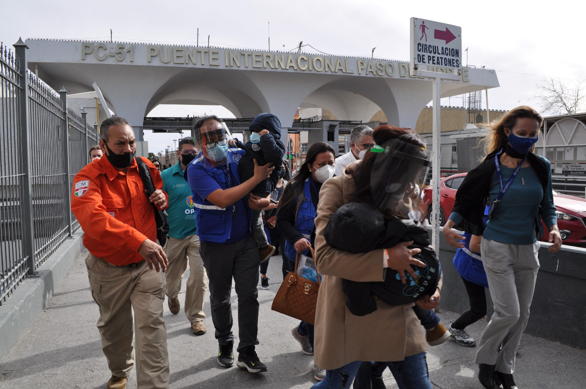 Nach einer langen Zeit des Wartens überqueren 25 Asylsuchende in Ciudad Juárez die Grenze zu den USA – begleitet von Mitarbeitern der Internationalen Organisation für Migration. In den USA warten sie jetzt auf Prüfung ihres Asylantrags. Foto: Carolina Rosas Heimpel