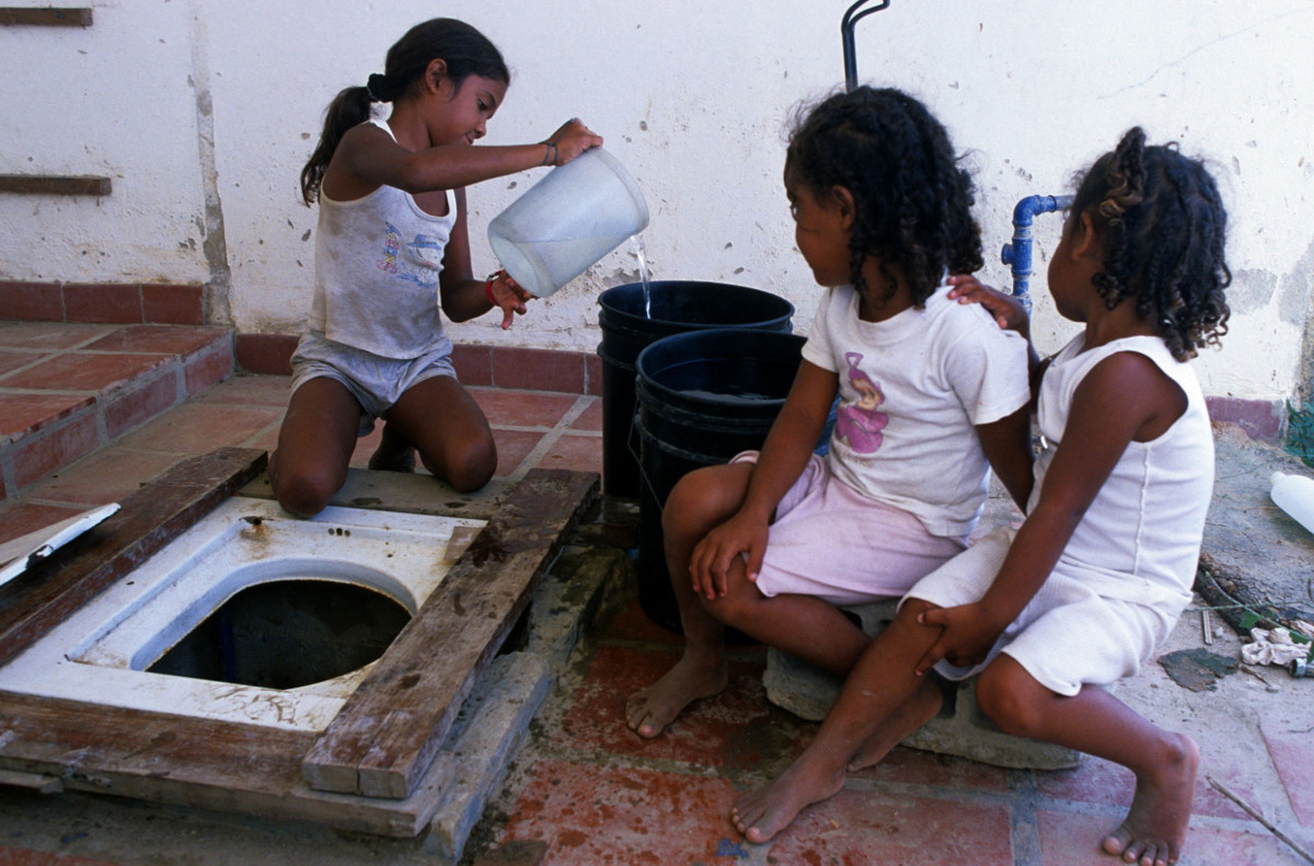 Kinder schöpfen Trinkwasser. Symbolfoto: Adveniat/Escher
