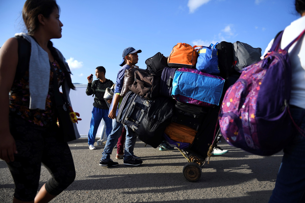 Bis zur coronabedingten Schließung der Grenzen gelangten täglich tausende Migranten, Flüchtlinge und Grenzgänger aus Venezuela über die Brücke "Puente Internacional Simon Bolivar" nach Kolumbien. Foto: Adveniat/Florian Kopp