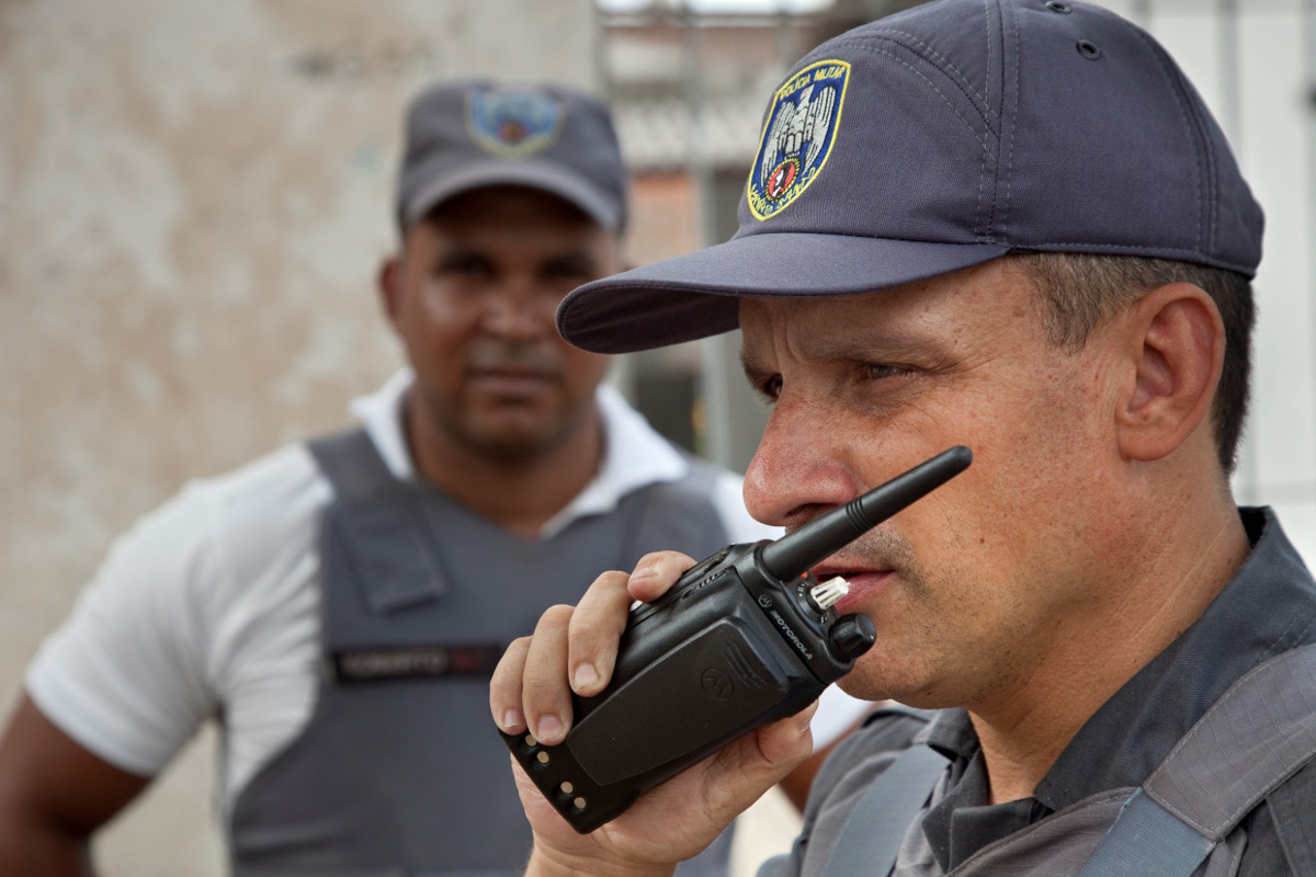 Vor den von der Drogen-Mafia kontrollierten Favelas in Brasilien patroullieren Militär-Polizisten. Foto (Symbolbild): Adveniat/Jürgen Escher