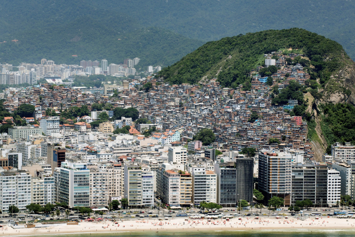 In Rio de Janeiro befindet sich der Firmensitz von Eletrobras, Lateinamerikas größtem Stromkonzern. Foto (Skyline von Rio de Janeiro): Adveniat/Jürgen Escher