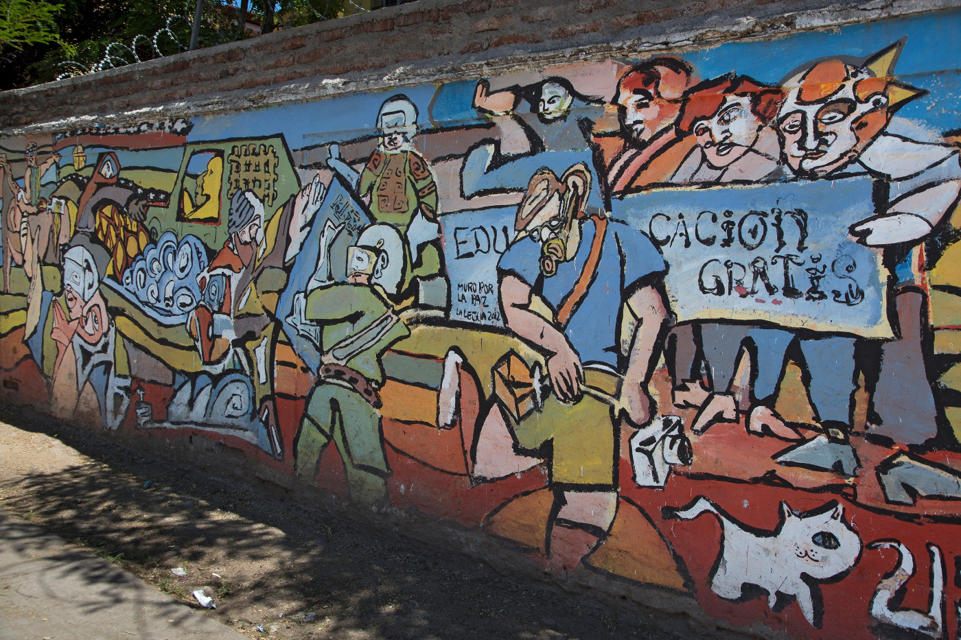 Das Wandbild in der Hauptstadt Santiago de Chile zeigt die Demonstrationen für kostenfreie Bildung im Jahr 2013 - ein Thema, dem sich auch die Verfassunggebende Versammlung widmen soll. Foto: Adveniat/Jürgen Escher
