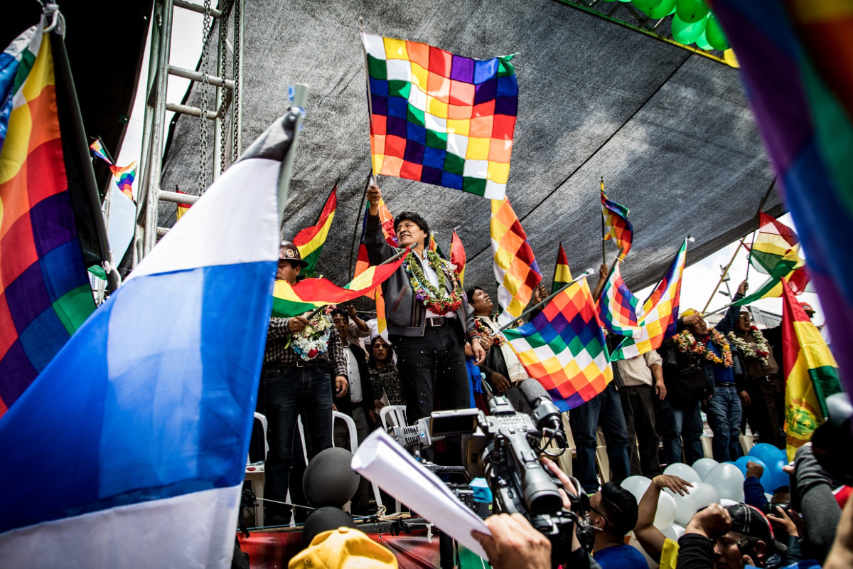 Präsident Evo Morales schwingt die Wiphala, die Fahne der indigenen Bevölkerung, bei der Kundgebung in El Alto zum 10. Oktober, dem Tag der Demokratie in Bolivien. Foto (2018): Adveniat/Martin Steffen