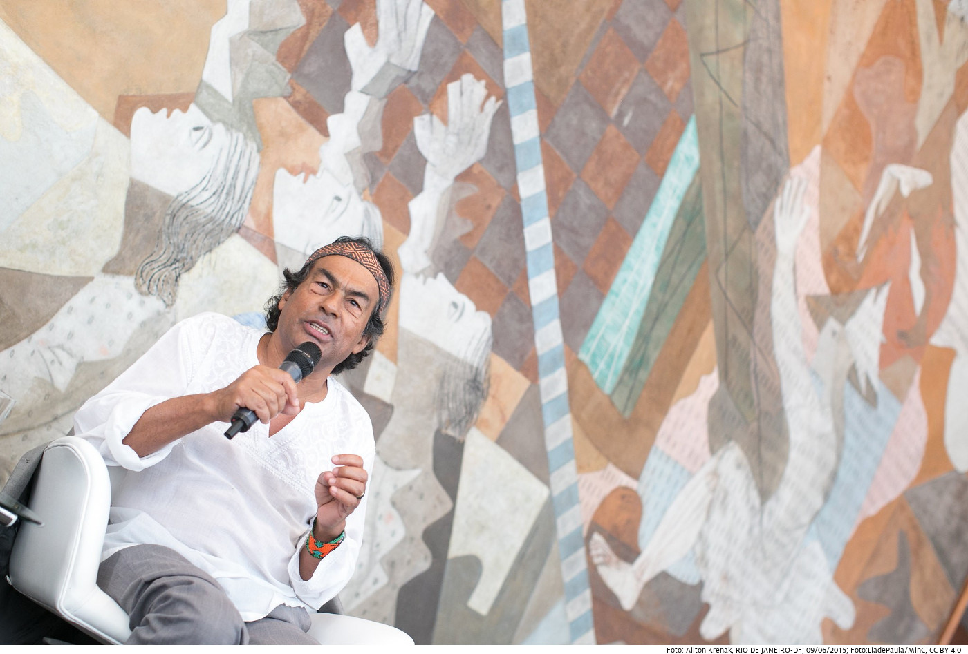 Ailton Krenak, Aktivist für die Rechte Indigener, im Juni 2015 bei einer Konferenz in Rio de Janeiro, Brasilien. Foto: Ailton Krenak, Lançamento da Política Nacional das Artes; LiadePaula/MinC, CC BY 4.0