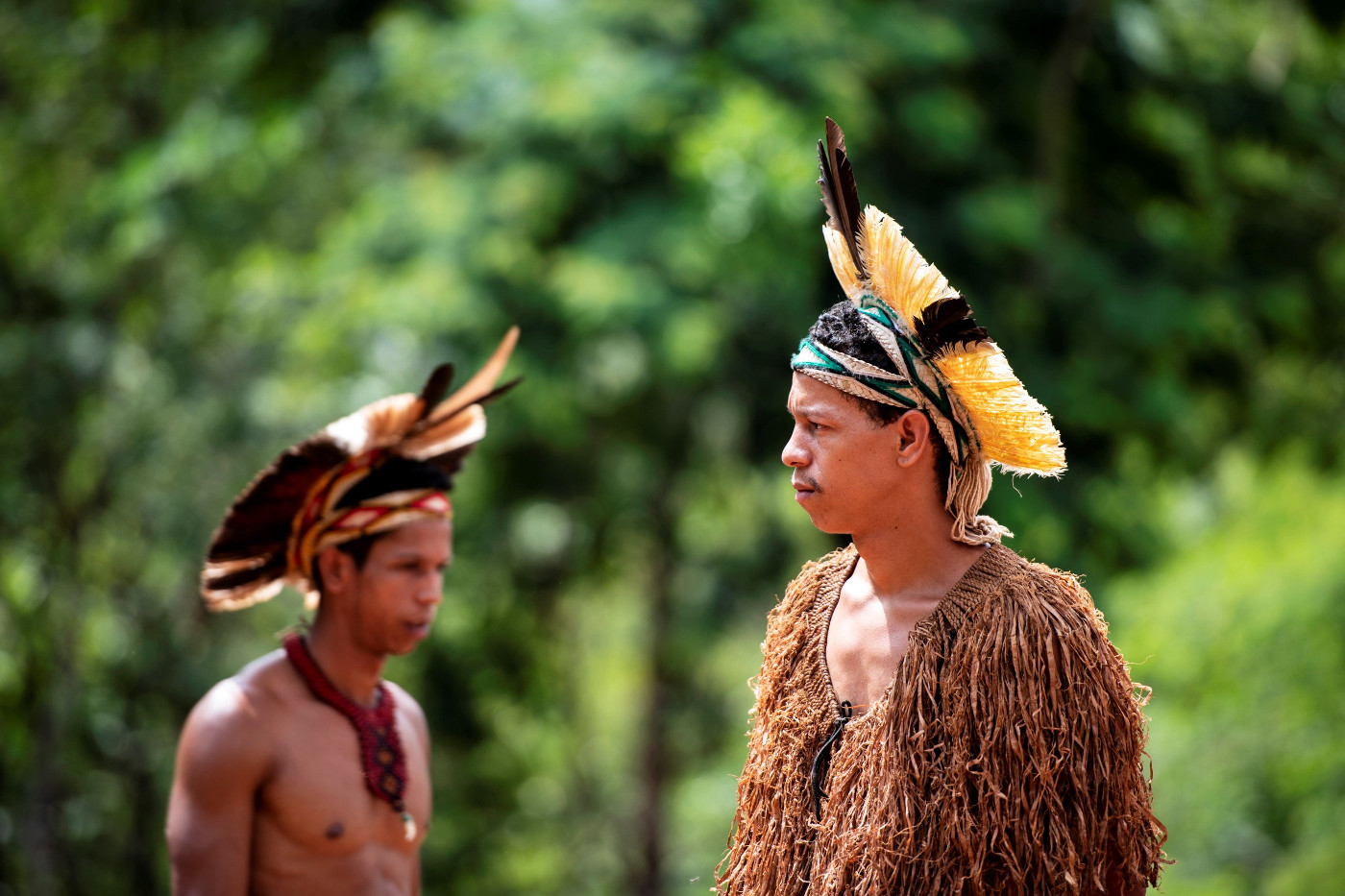 Die indigenen Anführer Tehé Pataxó (Gelbe Federn) und Sukupira Pataxó (Braune Federn) im Dorf der Pataxó in der Nähe von Brumadinho im Bundesstaat Minas Gerais. Foto: Adveniat/Florian Kopp
