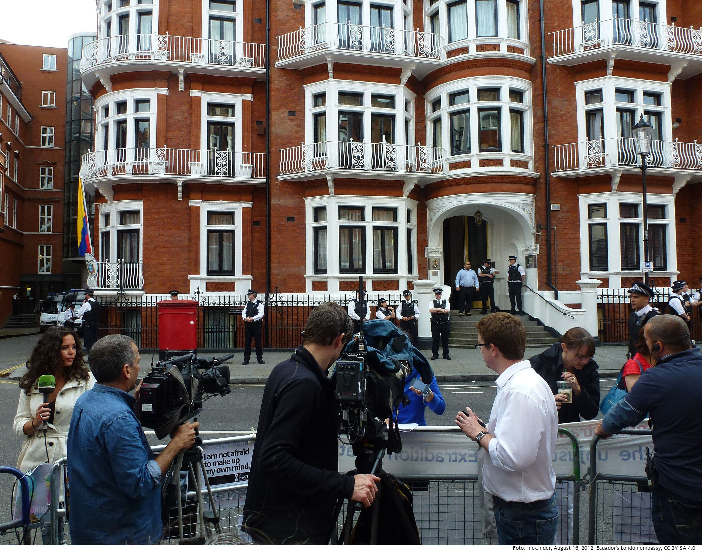 Medienvertreter vor der ecuadorianischen Botschaft in London am 16. August 2012. Foto: nick.hider​​​​​​​, August 16, 2012: Ecuador's London embassy; CC BY-SA 4.0