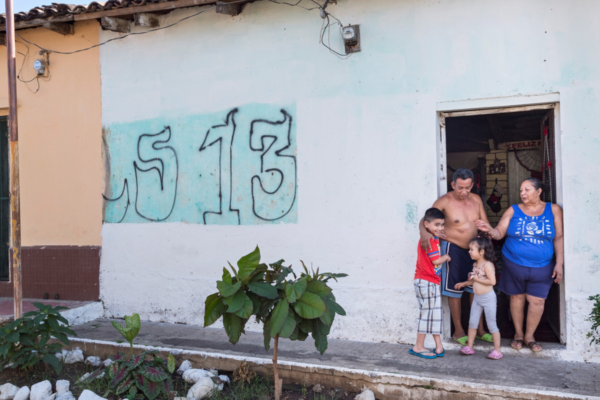 In Santa Ana, El Salvador, kontrollieren Jugendbanden, die Maras, ganze Stadtviertel. Zum Zeichen hinterlassen sie an überall an den Wänden ihre Signaturen. Hier ein halb überstrichenes Graffito der Mara Salvatrucha (MS 13). Foto: Adveniat/Jürgen Escher