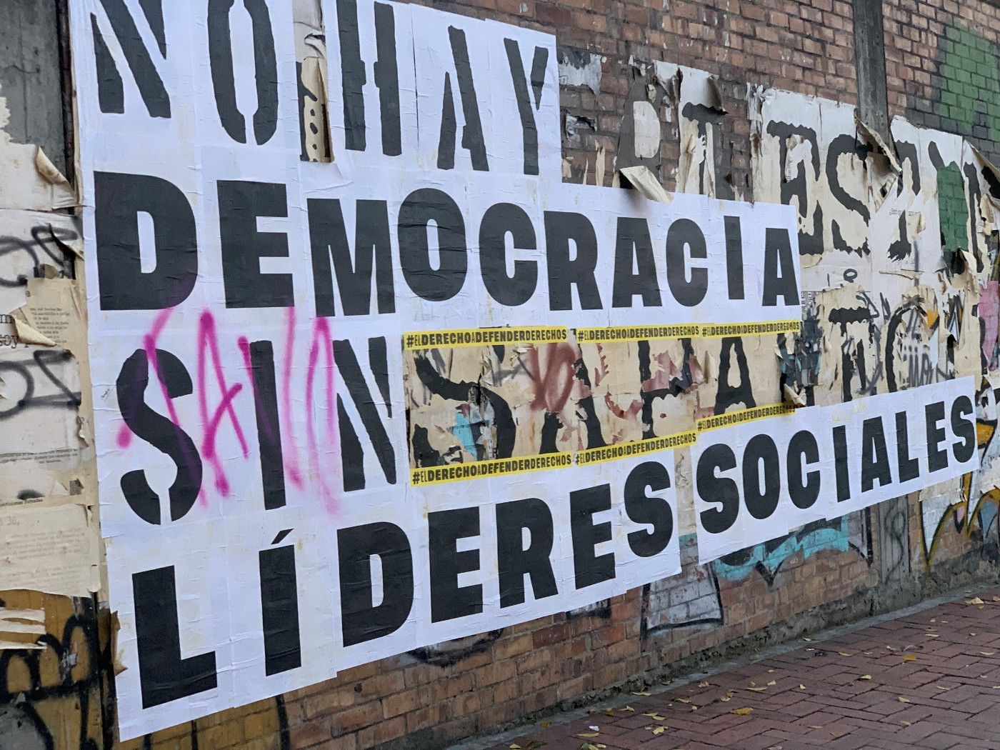 „Es gibt keine Demokratie ohne soziale Aktivisten“ steht auf diesem Plakat in der kolumbianischen Hauptstadt Bogotá. Foto (Symbolbild): Adveniat/Tobias Käufer