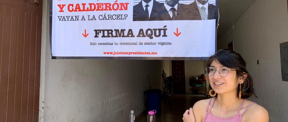 Im vergangenen September sammelte die mexikanische Studentin Ariadna Bahéna vor einer Garage in Mexikos Hauptstadt Unterschriften für die Volksbefragung. Foto: Klaus Ehringfeld