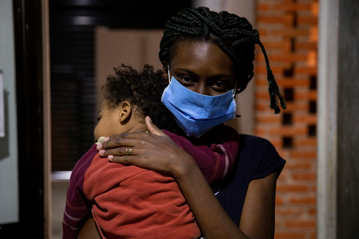 Eine Migrantin der Garifuna-Ethnie aus Guatemala geht mit ihrem Sohn zur Krankenstation der Herberge "Casa Mambré" in Mexiko-Stadt. Wegen der Corona-Pandemie müssen sie zwei Wochen in Quarantäne bleiben. Foto: Adveniat/Hans-Máximo Musielik