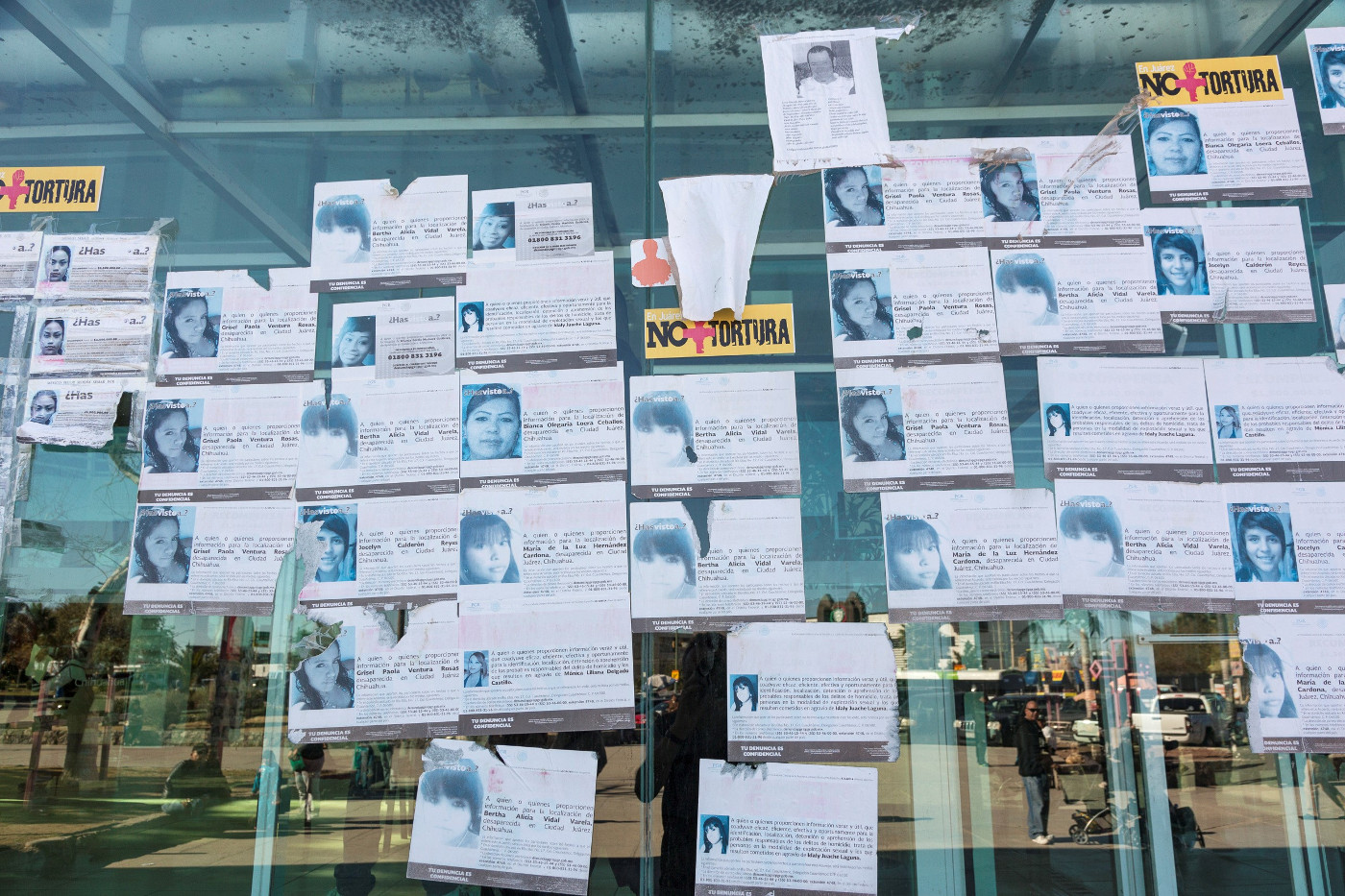 Überall in der mexikanischen Grenzstadt Ciudad Juárez sind Plakate der vielen verschwundenen Menschen zu sehen, nach denen ihre Angehörigen suchen. Oft sind es Mädchen und Frauen. Foto (Symbolbild): Adveniat/Jürgen Escher