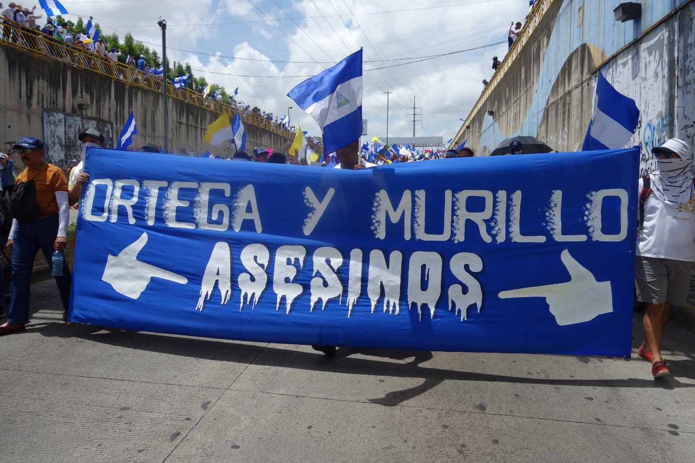 Demonstration gegen Präsident Daniel Ortega und seine Ehefrau und Vizepräsidentin Rosario Murillo in Managua am 28. Juli 2018. "Ortega und Murillo – Mörder" steht auf dem Plakat. Foto: Adveniat/Klaus Ehringfeld