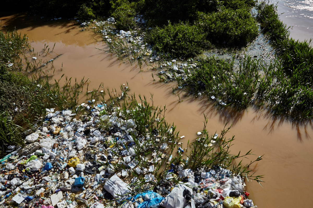 Müll an einem Flusslauf nahe der Goldgräbersiedlung La Pampa im Südosten Perus. Symbolbild: Adveniat/Tina Umlauf