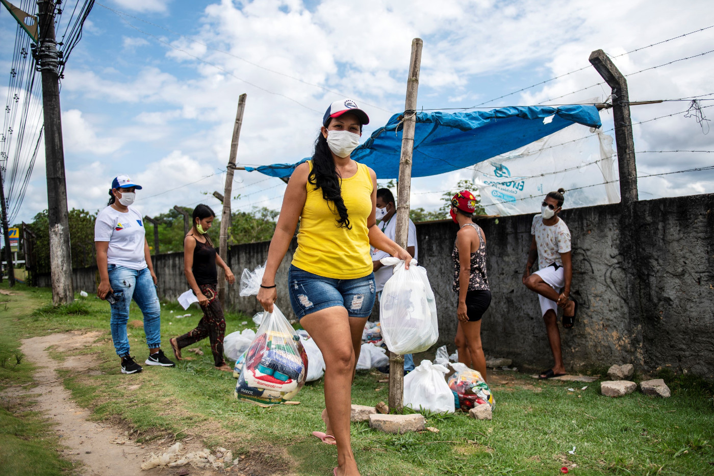 Venezolanische Flüchtlinge werden in Brasilien von Mitarbeitern der Migrantenpastoral mit Lebensmitteln versorgt. Fotos: Adveniat/Florian Kopp