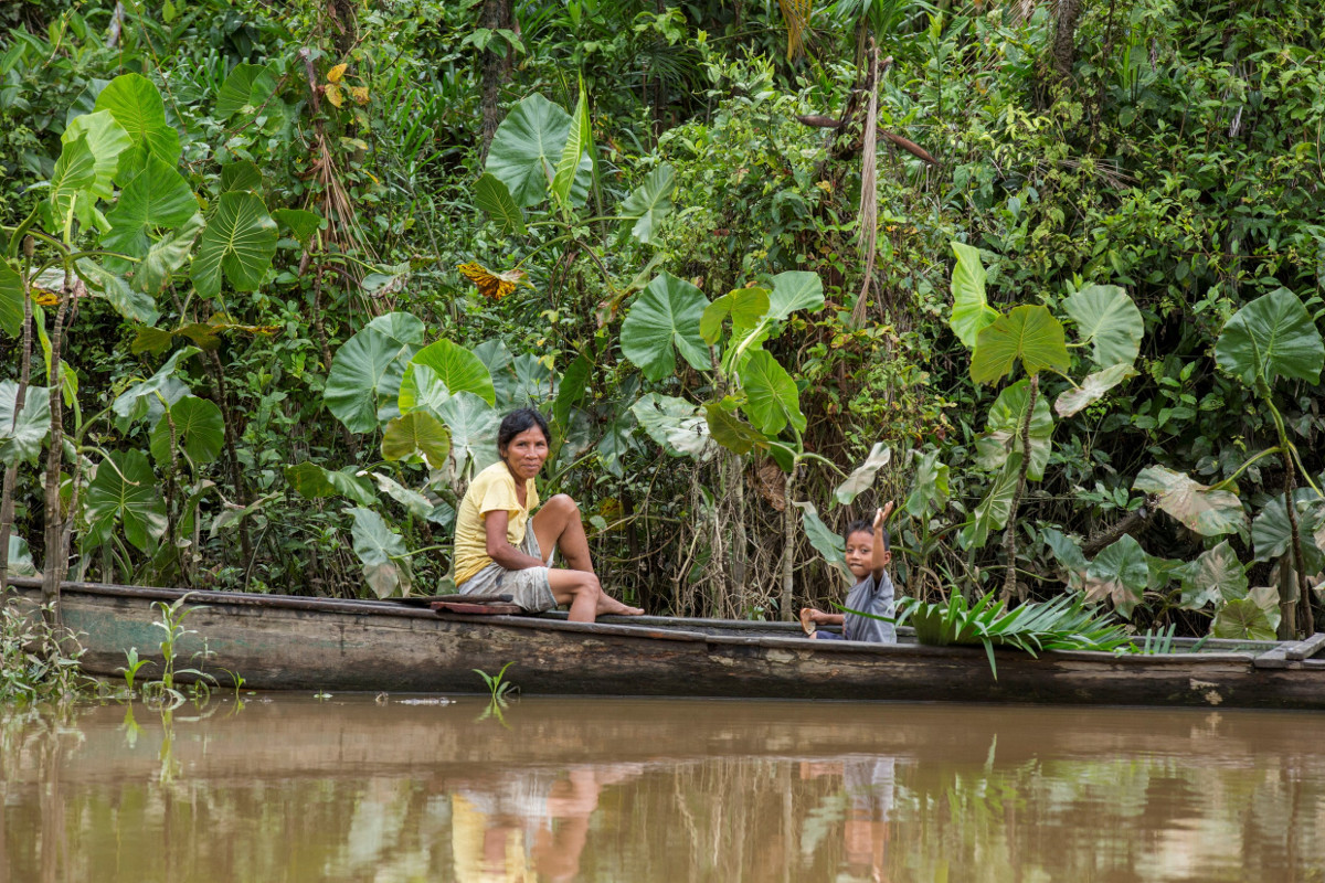 Indigene Familie in einem Einbaum an einem Nebenfluss des Río Napo im ecuadorianischen Amazonasgebiet. Foto: Adveniat/Achim Pohl