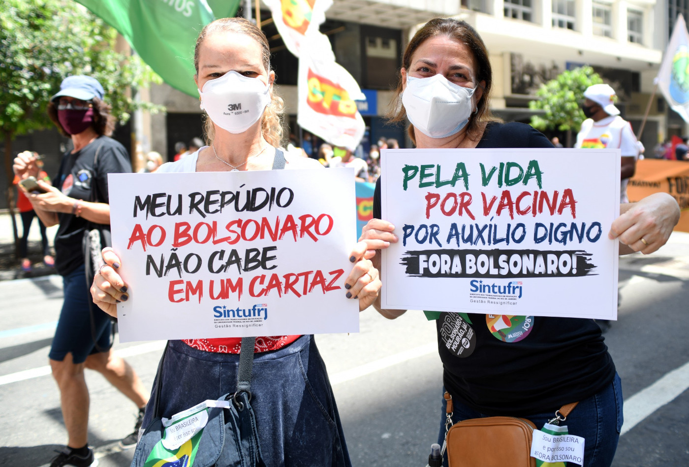Für das Leben, Impfungen und würdige Sozialleistungen demonstrieren diese beiden Frauen in Rio de Janeiro, Brasilien. Foto: Adveniat/Tobias Käufer