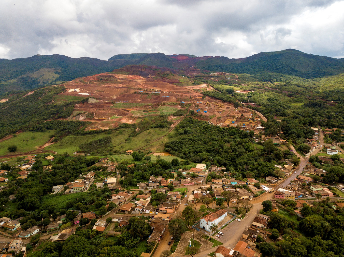 Im brasilianischen Bundesstaat Minas Gerais gibt es besonders viele Bergbauprojekte. Nur wenige Meter hinter dem Dorf Tejuco ist eine Mine des Bergbaukonzerns Vale zu sehen. Foto: Adveniat/Florian Kopp