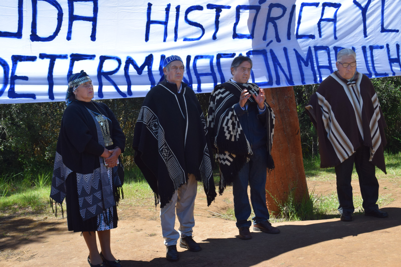 Auf dem Friedensgipfel in Temuco, zu dem die Mapuche vergangenen Freitag, 5. November 2021, eingeladen hatten, spricht Aucán Huilcamán (3.v.l.). Foto: Judith Mintrop