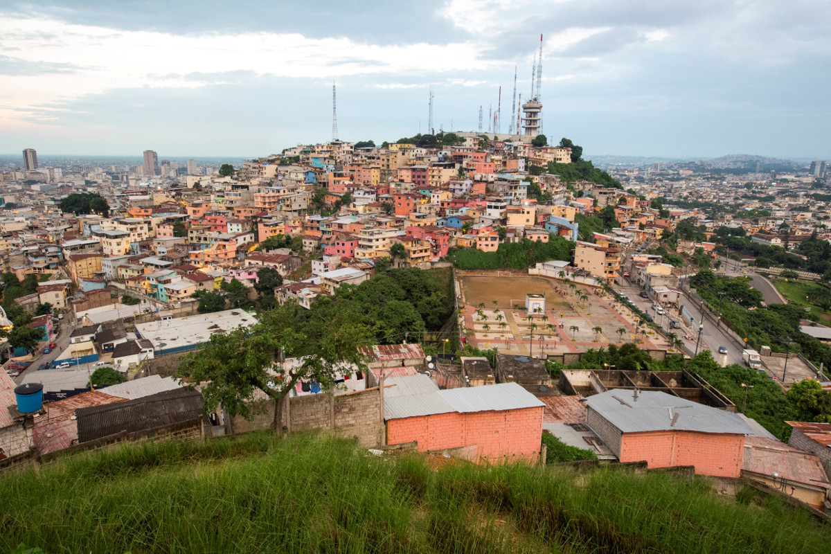 Armenviertel auf einem Hügel im Stadtzentrum von Guayaquil, Ecuador. Foto: Adveniat/Achim Pohl