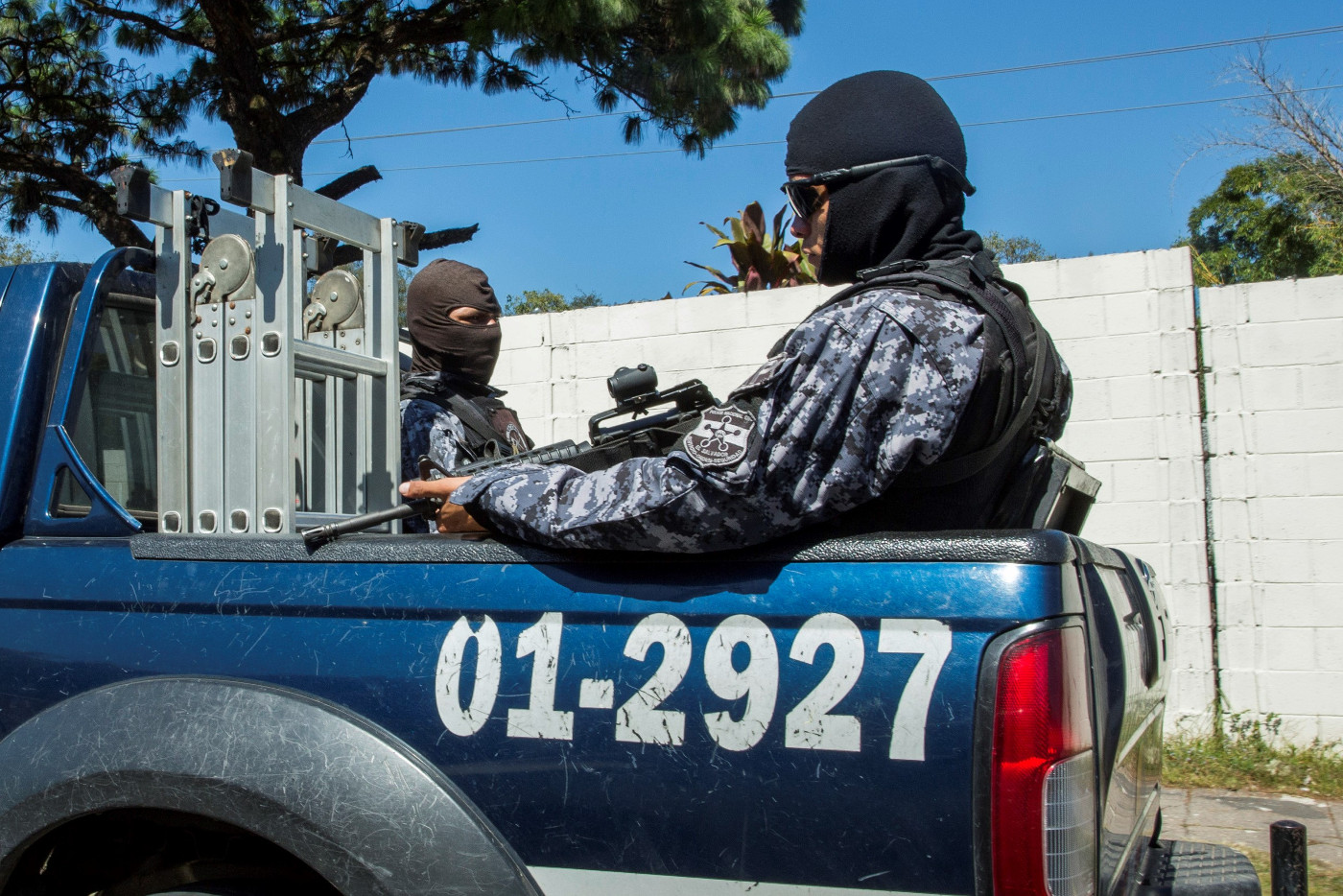 Elitepolizisten auf einem Pick-Up in der salvadorianischen Hauptstadt El Salvador. Foto (Symbolbild): Adveniat/Achim Pohl
