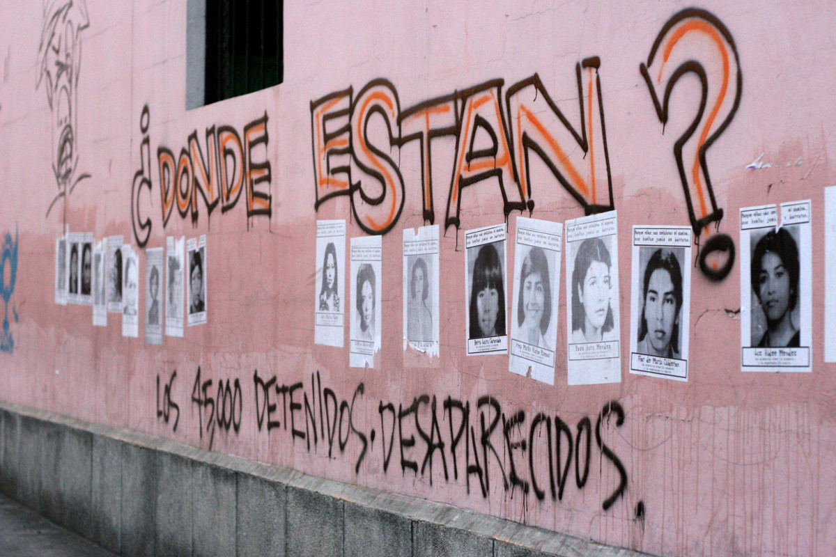 "Donde están?" - "Wo sind sie?" steht an der Hauswand in Guatemala-Stadt. Immer noch gelten tausende Menschen aus der Zeit des Bürgerkriegs als vermisst. Foto: Adveniat/André Schmidt
