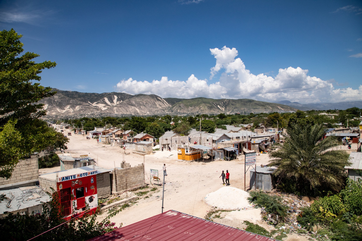 Blick auf Corail - ein Armenviertel im Norden der haitianischen Hauptstadt Port-au-Prince. Foto: Adveniat/Martin Steffen