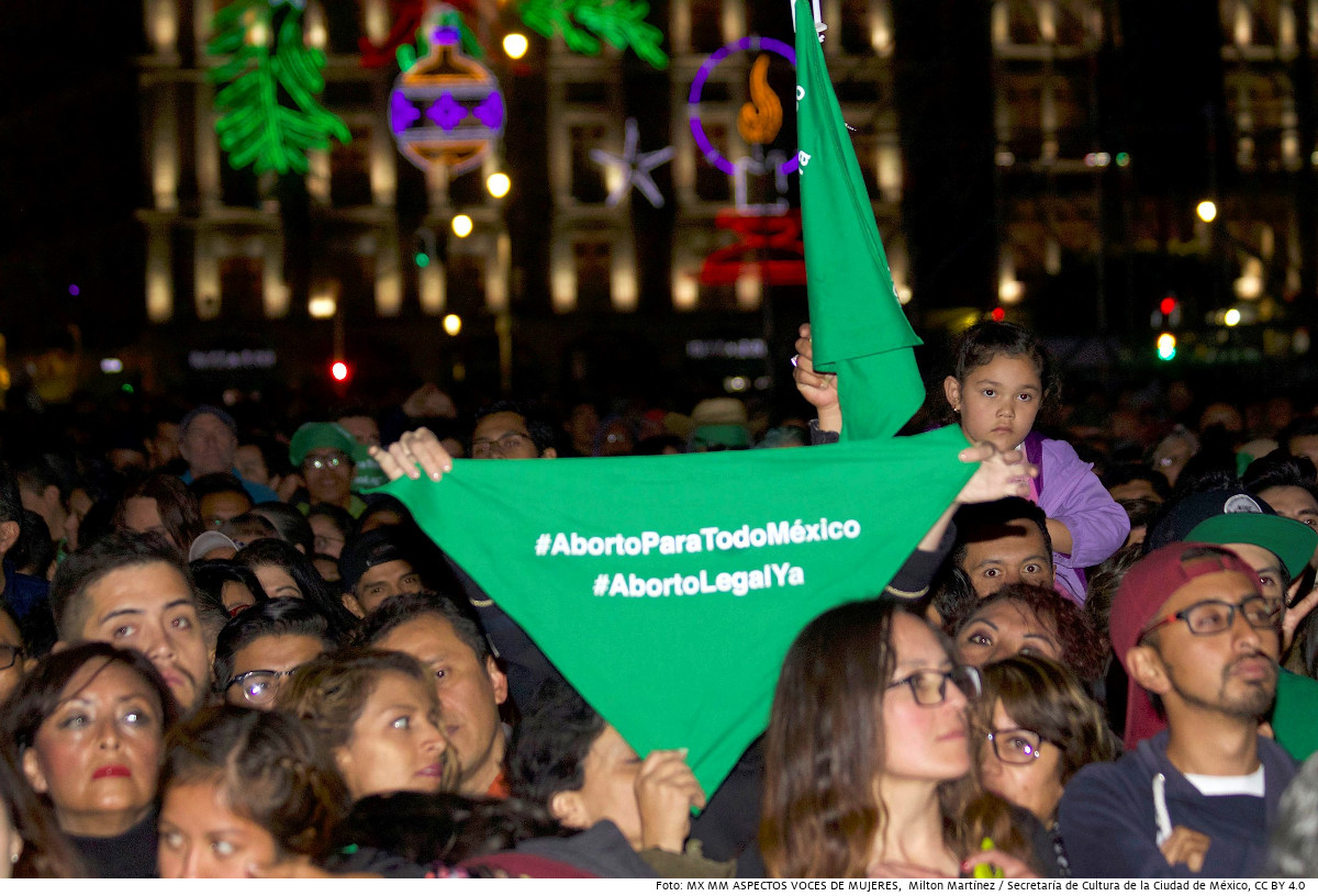 Konzert für Frauenrechte am 15. Dezember 2018 auf dem Zócalo-Platz in Mexiko-Stadt. Das grüne Halstuch ist das Symbol der Bewegung für legale Abtreibung. Foto: MX MM ASPECTOS VOCES DE MUJERES, Milton Martínez / Secretaría de Cultura de la Ciudad de México, CC BY 4.0
