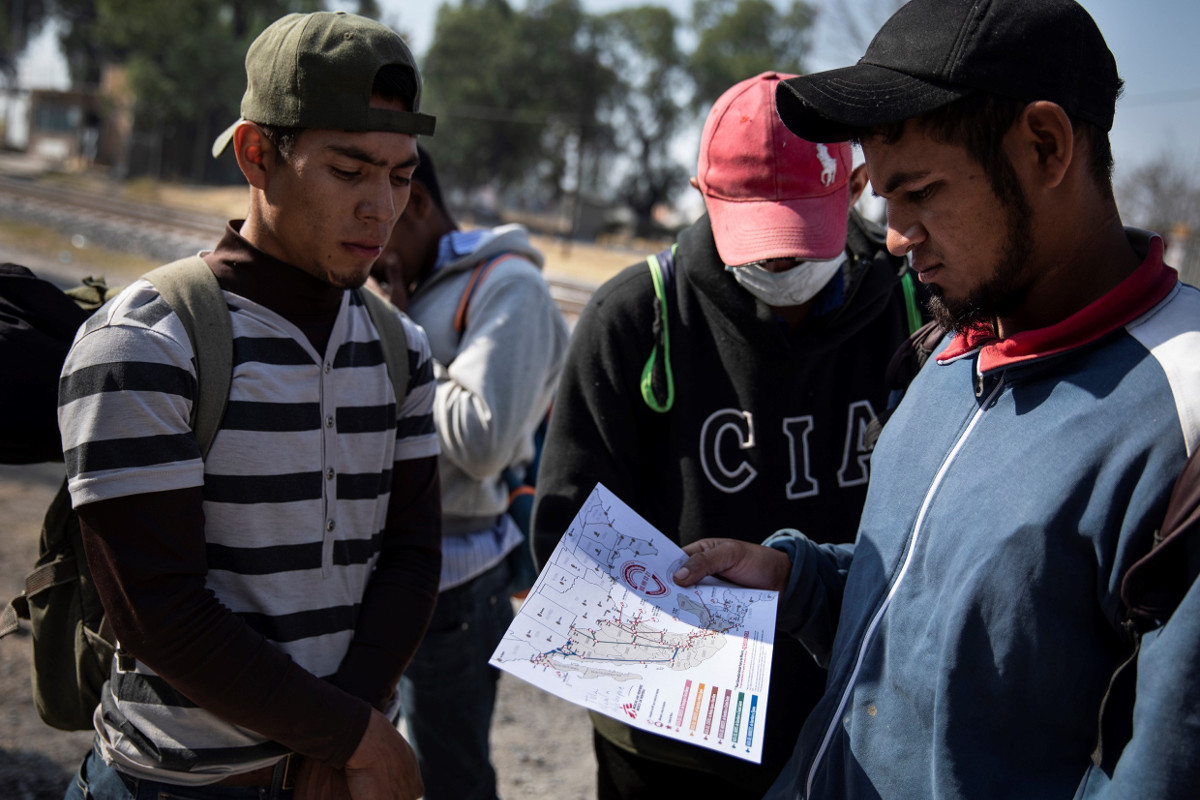 Migranten in Mexiko, die auf dem Weg Richtung USA sind, studieren mögliche Routen. Foto: Adveniat/Hans-Máximo Musielik