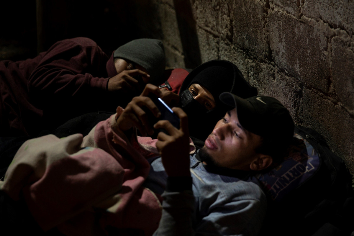Migranten auf ihrem Weg durch Mexiko in Richtung USA verbringen die Nacht im Freien unter einem Baum vor einer Herberge, die aufgrund der Corona-Beschränkungen keine weiteren Flüchtenden mehr aufnehmen kann. Foto: Adveniat/Hans-Máximo Musielik