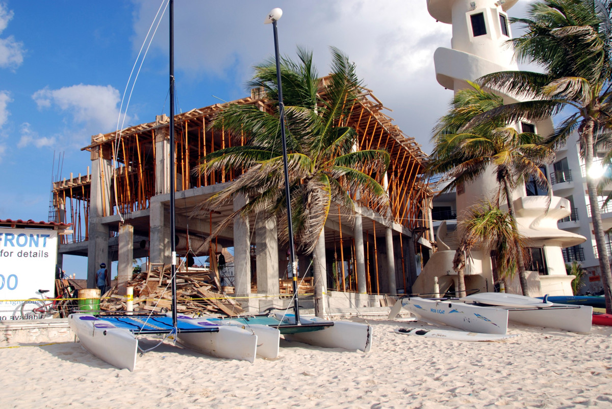 Bau von Luxus-Appartements für den Tourismus an der Riviera Maya in Mexiko. Foto (Symbolbild): Adveniat/Peter Deselaers