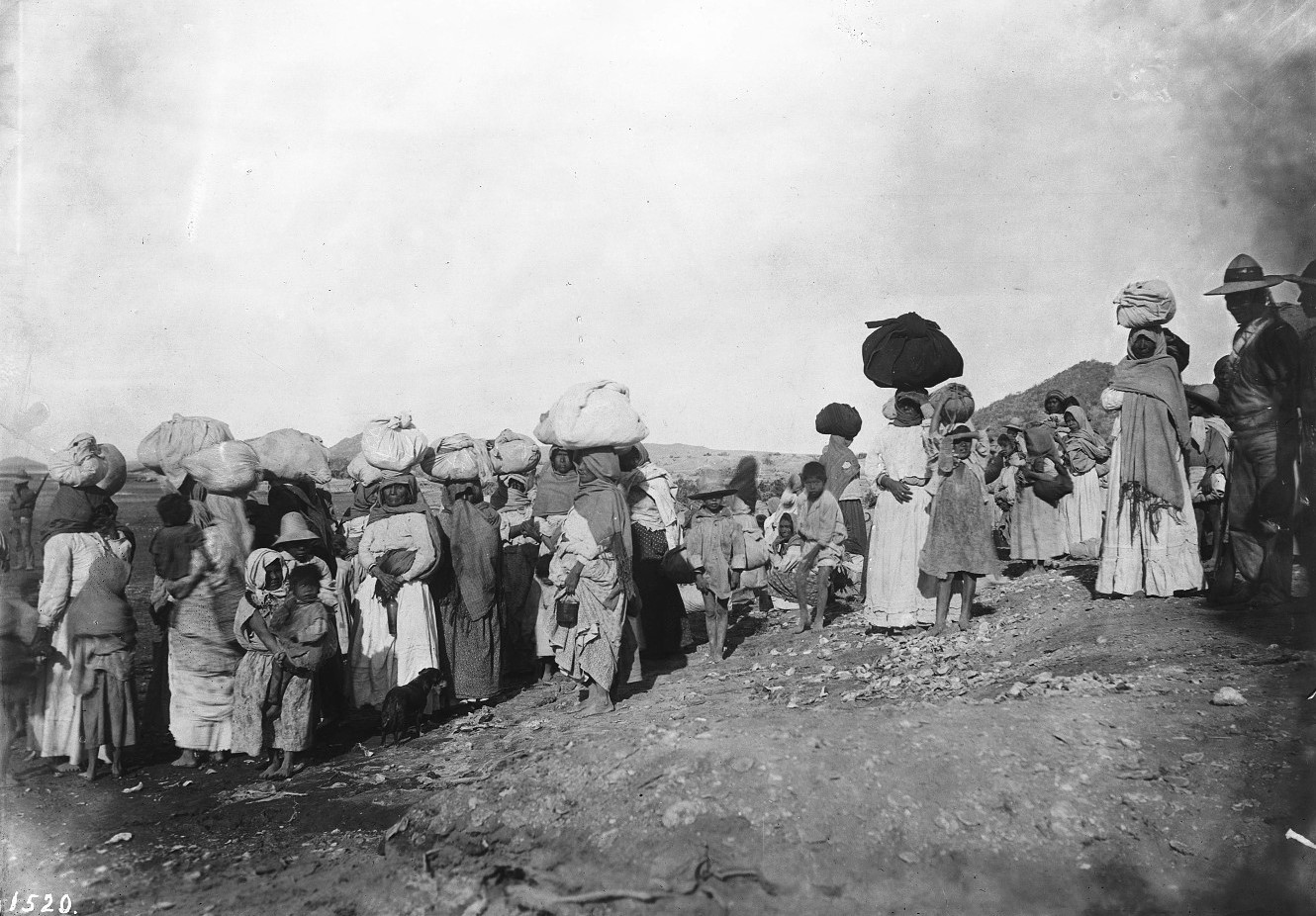 Eine Gruppe von circa 30 gefangenen Yaqui - hauptsächlich Frauen und Kinder - werden von mexikanischen Soldaten abgeführt. Foto (1910): wikimedia commons, CCO1.0