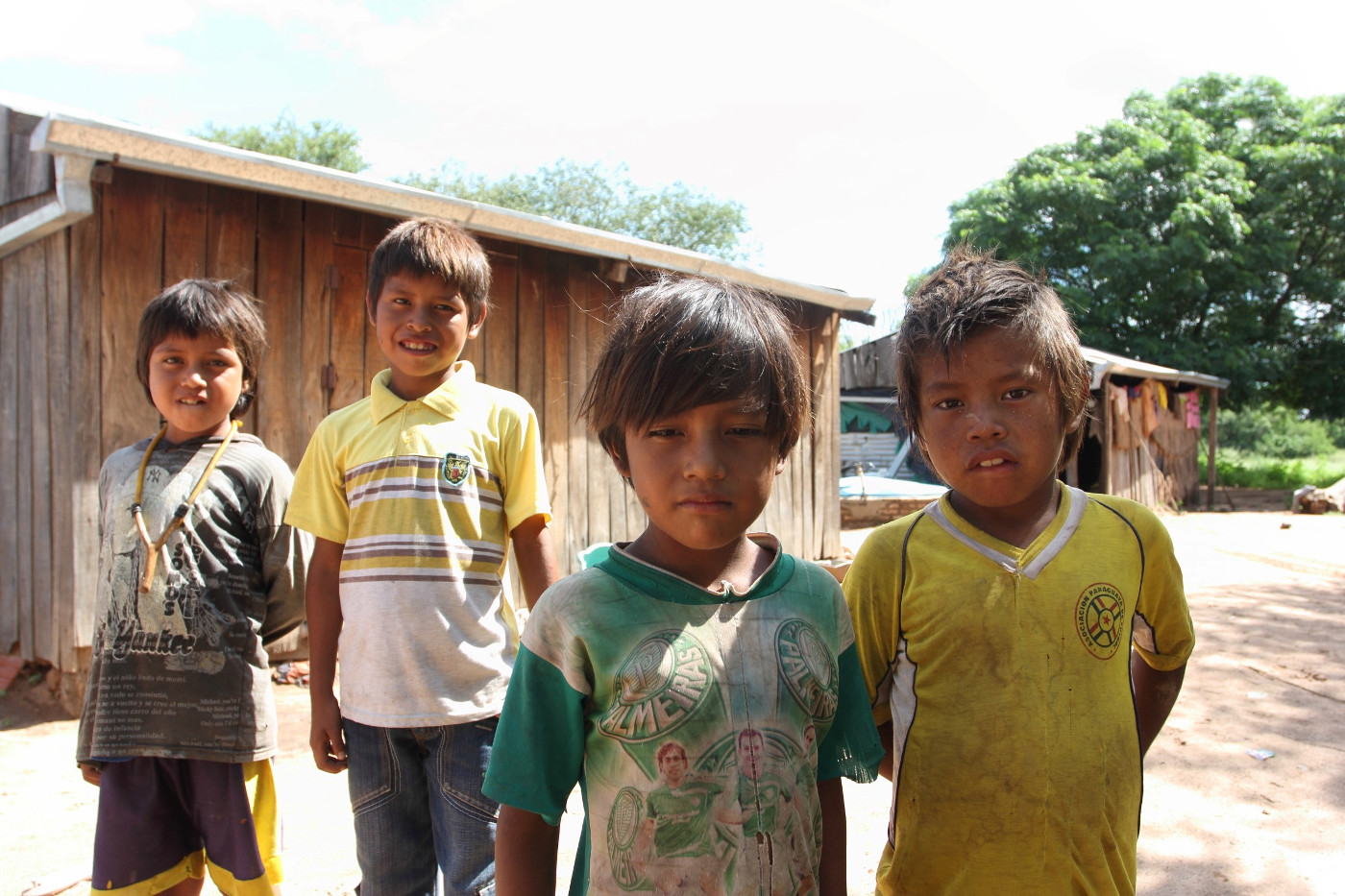 Kinder aus dem Nivaclé-Dort San Miguel im Chaco-Gebiet, Paraguay. Foto: Adveniat/Markus Matzel