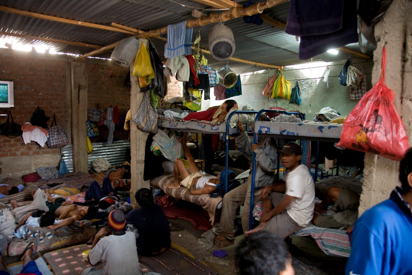 Völlig überfüllter Gefängnistrakt in der peruanischen Haftanstalt Lurigancho. Foto (Symbolbild): Adveniat/Martin Steffen