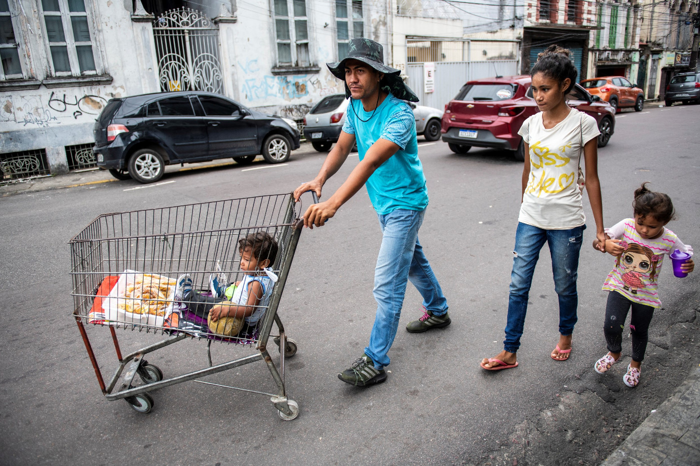 Jesus Parra (28) und Rosmary Gallardo (22) sind mit ihren beiden Kindern aus Venezuela geflohen und suchen in Manaus, Brasilien, nach neuen Perspektiven. Sie verkaufen auf der Straße getrocknete Früchte und Kaffee. Hilfe erhalten Sie über die von Adveniat unterstützte Migrantenpastoral der Scalabrinianer-Schwestern. Foto: Adveniat/Florian Kopp