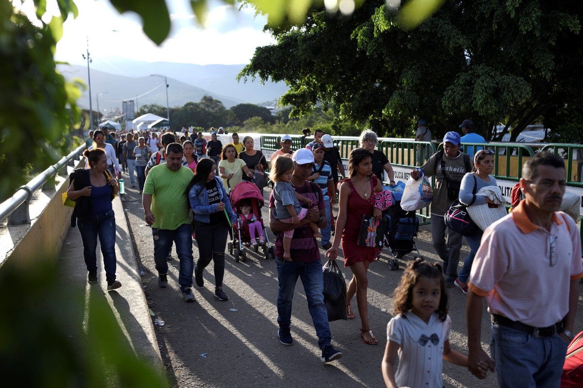 Venezolanische Migranten überqueren die Brücke "Puente Internacional Simon Bolivar" nach Kolumbien. Symbolfoto: Adveniat/Florian Kopp