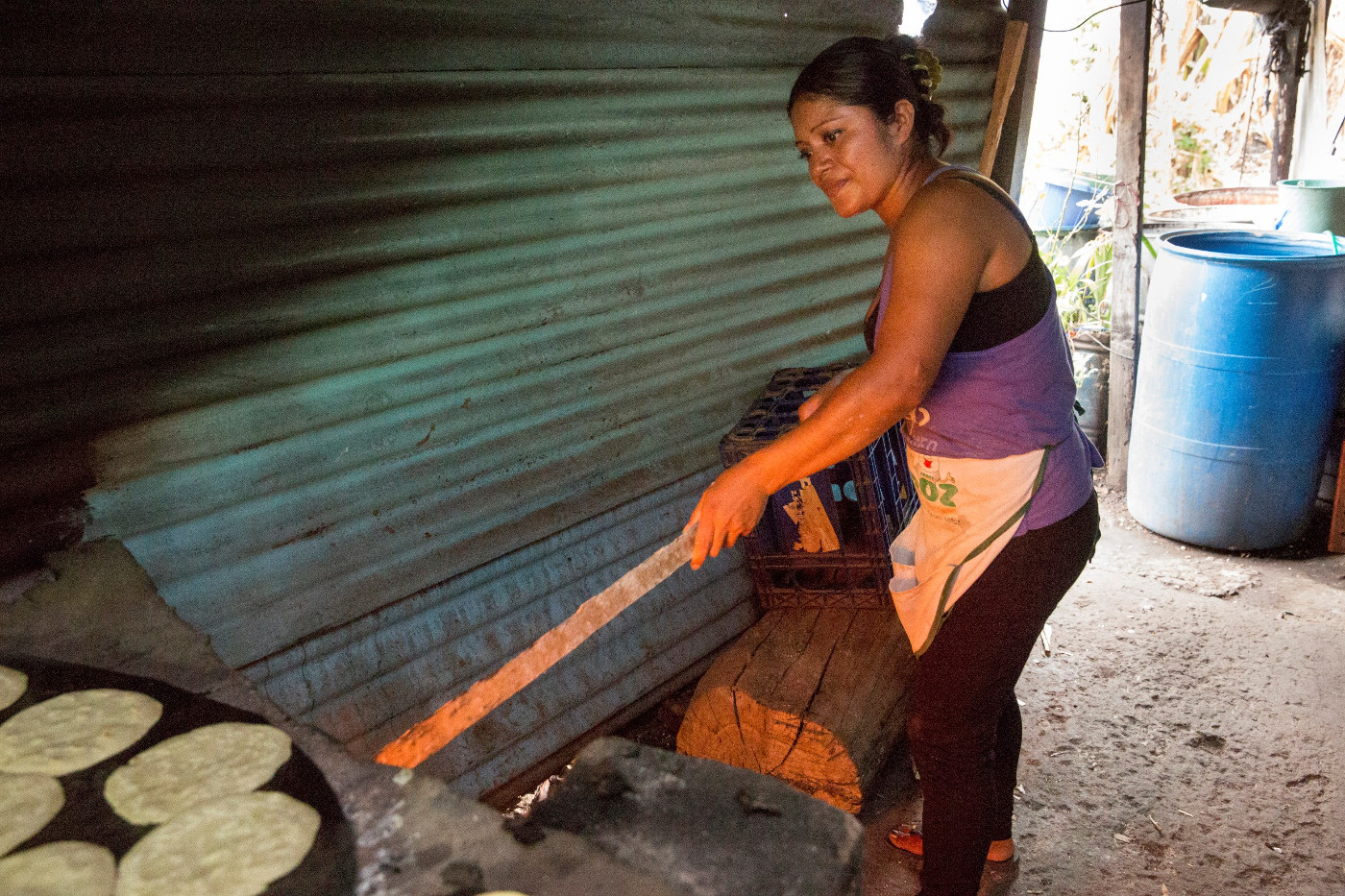 Mitarbeiterin in einer Tortilla-Bäckerei in Guatemala-Stadt. Foto: Adveniat/Achim Pohl