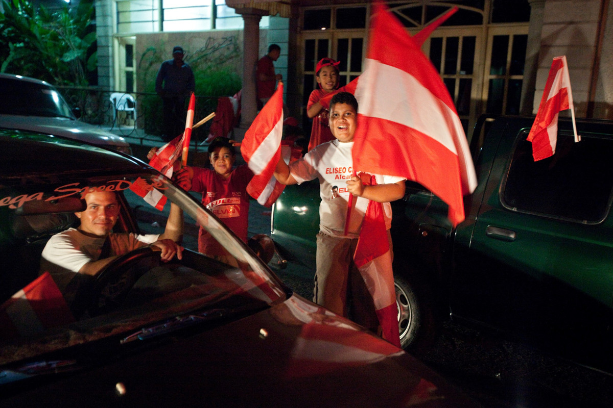 Anhänger der Liberalen Partei in der honduranischen Hauptstadt Tegucigalpa schwenken Fahnen. Foto (Archivbild 2009): Adveniat/Achim Pohl