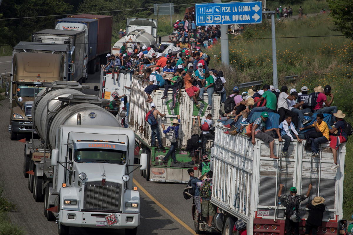 Migranten nutzen die Gelegenheit, auf jeden LKW zu klettern, der sich ihnen anbietet, um ein paar Kilometer Richtung Norden zu fahren. Foto: Adveniat/Hans-Máximo Musielik