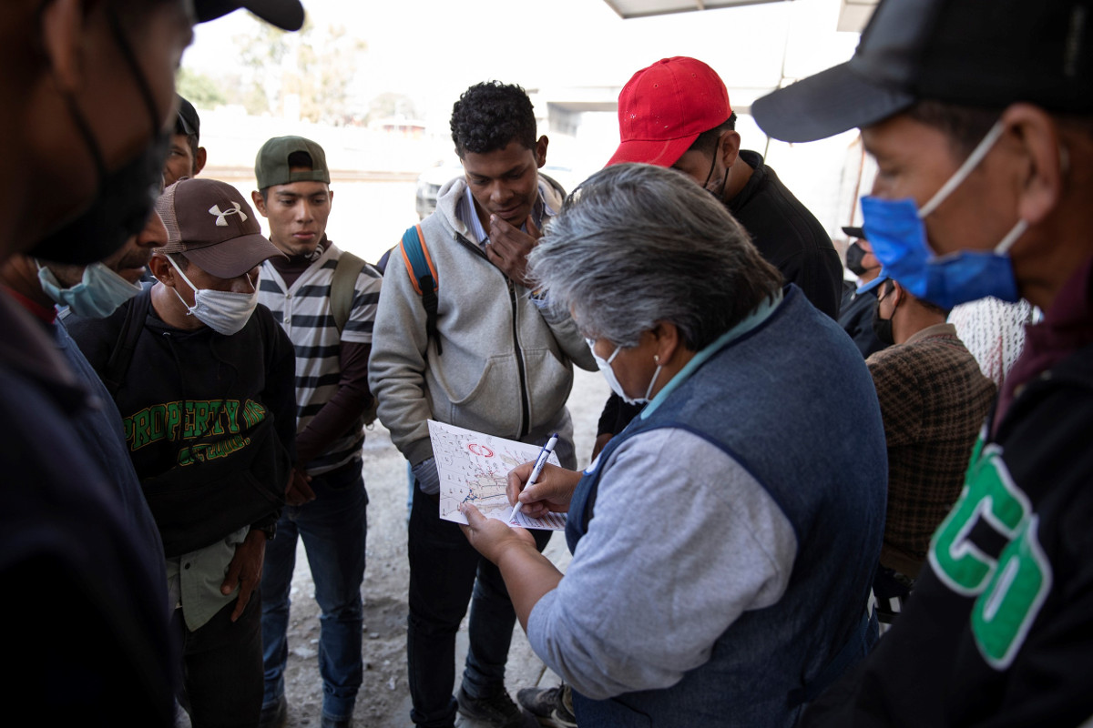 In der Migrantenherberge El Samaritano gibt Ordensfrau Maria Luisa Silverio Migranten Auskunft über die nächste Herberge und die sichersten Routen. Foto: Adveniat/Hans-Máximo Musielik