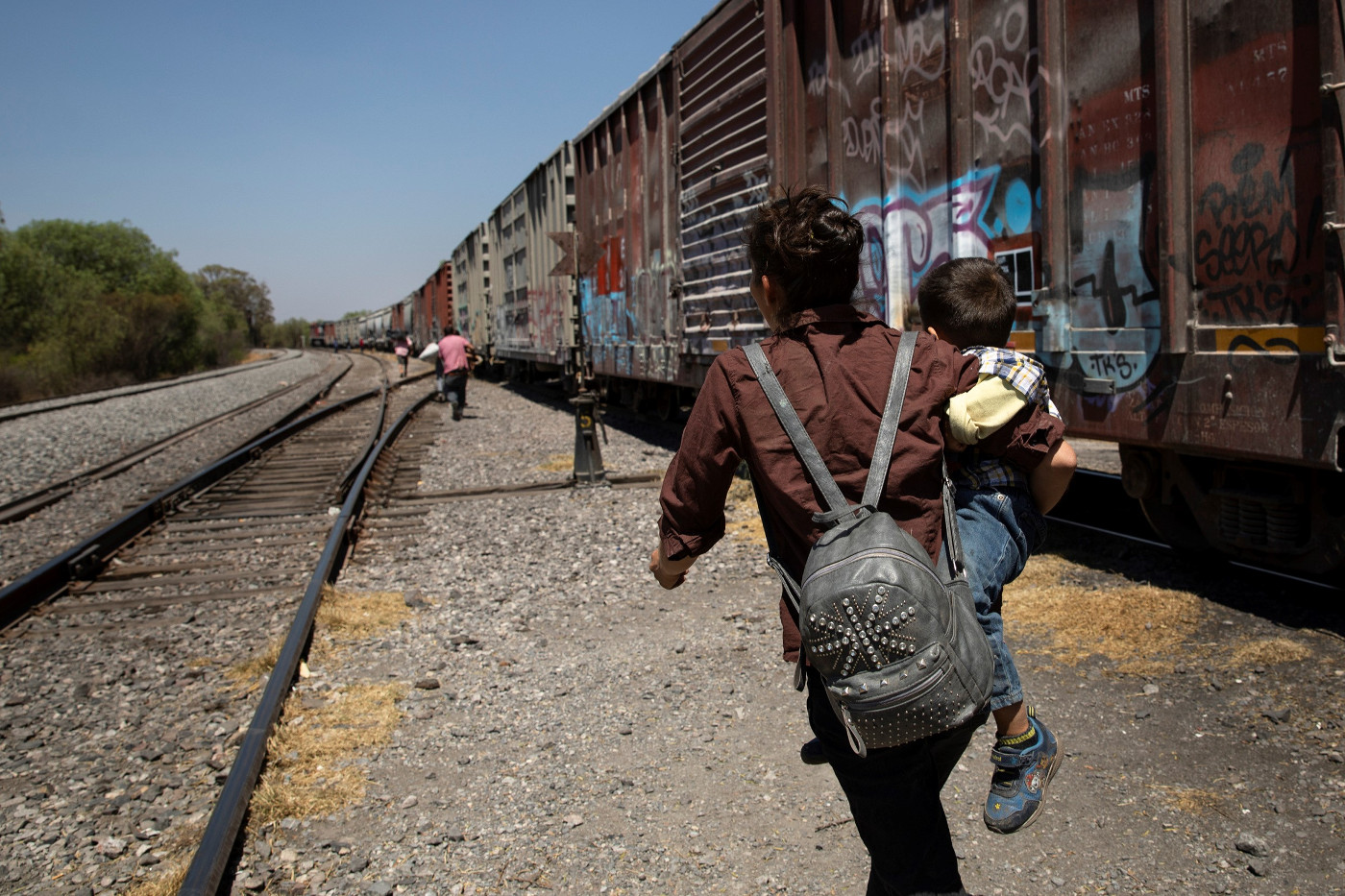 Viele Migranten aus Mittelamerika reisen als blinde Passagiere auf dem Güterzug, genannt "La Bestia", der Mexiko von Süden nach Norden Richtung US-amerikanische Grenze durchquert. Foto: Adveniat/Hans-Máximo Musielik