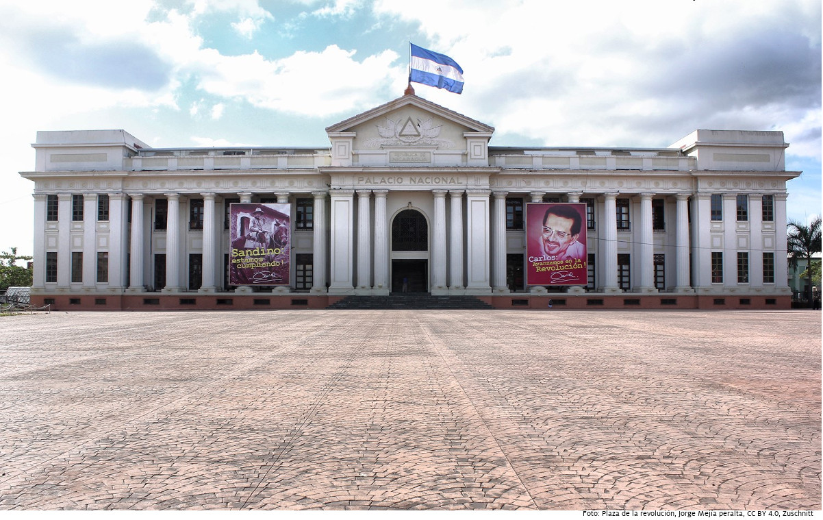 Auf dem Platz der Revolution in Managua steht der Kulturpalast, der das Nationalmuseum beherbergt. Foto (Symbolbild): Plaza de la revolución, Jorge Mejía peralta, CC BY 4.0​​​​​​​, Zuschnitt
