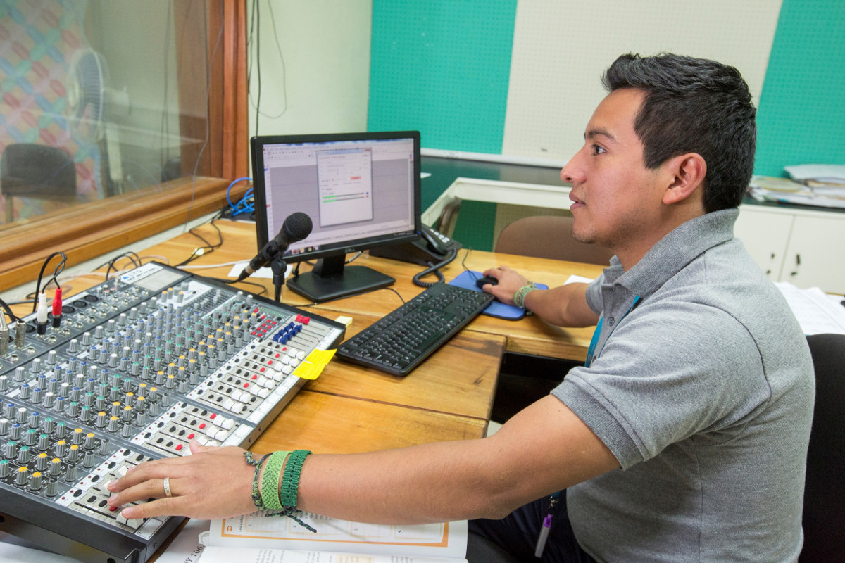 Das kirchliche Radio-Netzwerk IGER in Guatemala fungiert als Radioschule für viele Hörerinnen und Hörer, die Dank der Bildungsprogramme ihren Schulabschluss nachholen können. Foto: Adveniat/Achim Pohl