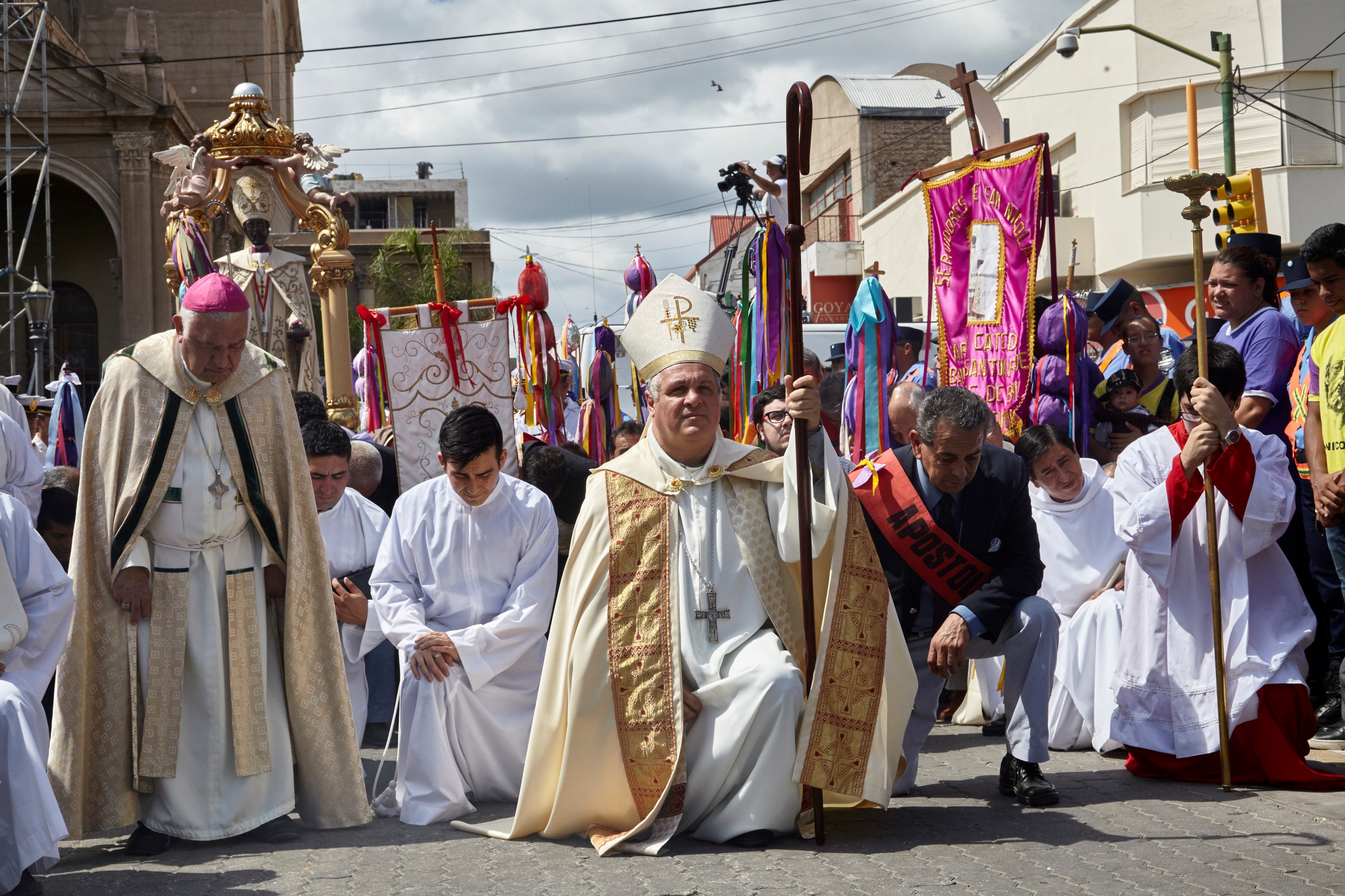 An der Prozession des Tinkunaco-Festes in La Rioja, Argentinien, nimmt auch der Bischof teil. Foto (2016): Adveniat/Tina Umlauf