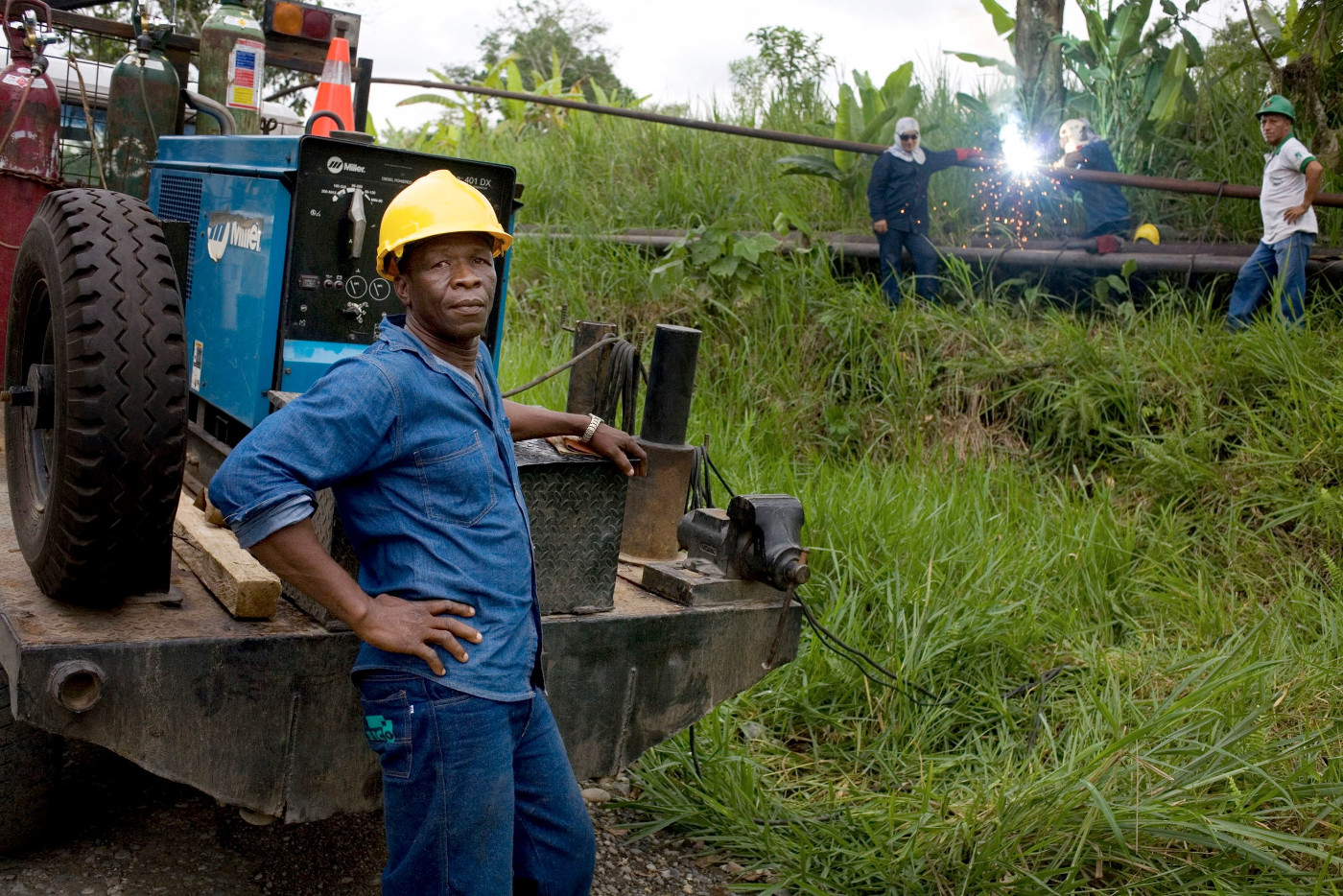Schweissarbeiten an einer Erdöl-Pipeline im ecuadorianischen Amazonasgebiet. Foto (Symbolbild): Adveniat/Martin Steffen