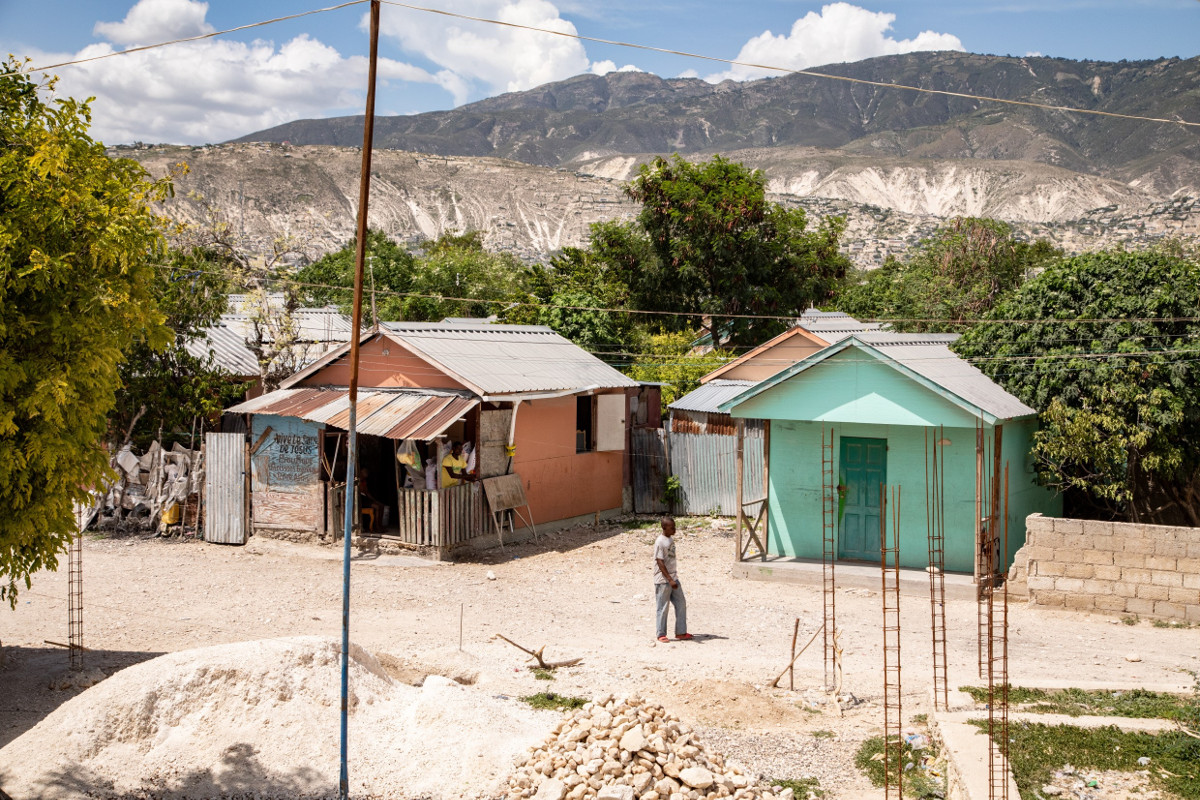 Corail, ein Armenviertel im Norden der haitianischen Hauptstadt Port au Prince, entstand nach dem Erdbeben vom Januar 2010 als provisorisches Flüchtlingslager. Inzwischen wohnen in der Gegend rund 400.000 Menschen unter prekären Bedingungen. Foto (Symbolbild): Adveniat/Martin Steffen