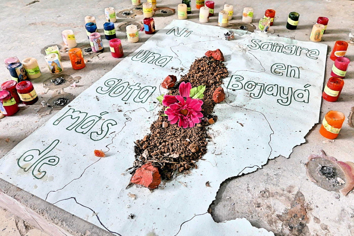 "Kein Tropfen Blut mehr in Bojaya" steht auf dem Gedenkstein für die Opfer des Anschlags von 2002 in der Kirche von Bellavista in Chocó, Kolumbien. In der Region terrorisieren rivalisierende Drogenbanden die Bevölkerung. Foto (Symbolbild): Adveniat/Philipp Lichterbeck