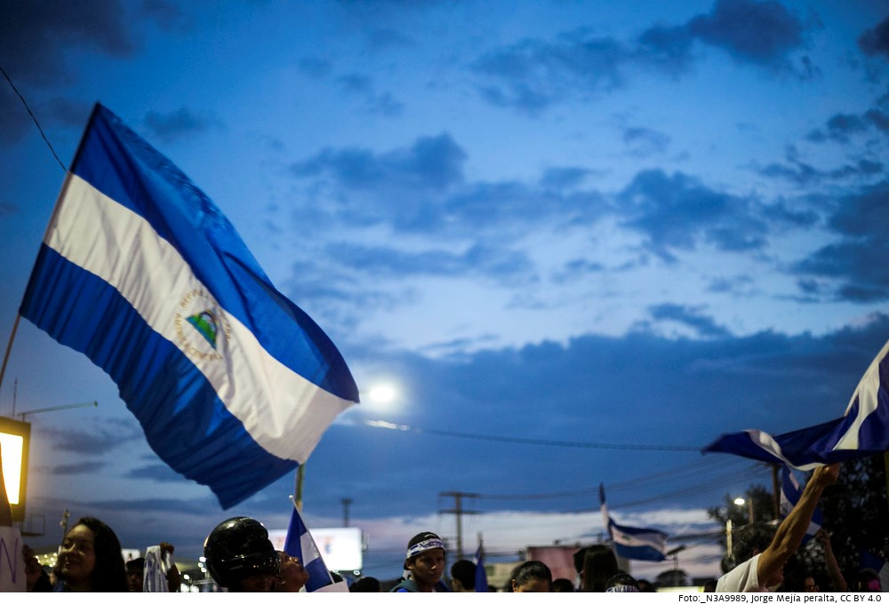 Nicaraguanische Flaggen bei einer Demonstration gegen die Regierung von Präsident Daniel Ortega am 15. Mai 2018 in Managua. Foto: _N3A9989, Jorge Mejía peralta, CC BY 4.0